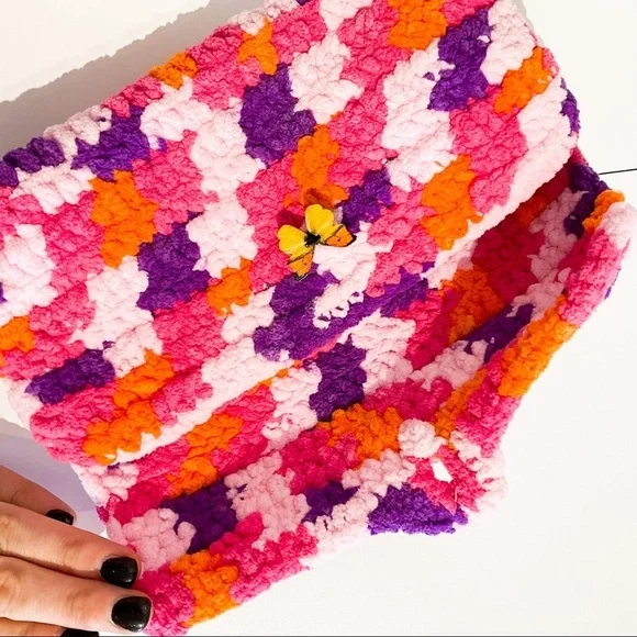 Very 90s VINTAGE Soft Fluffy Travel Clutch With Butterfly Clasp - Picture 3 of 9